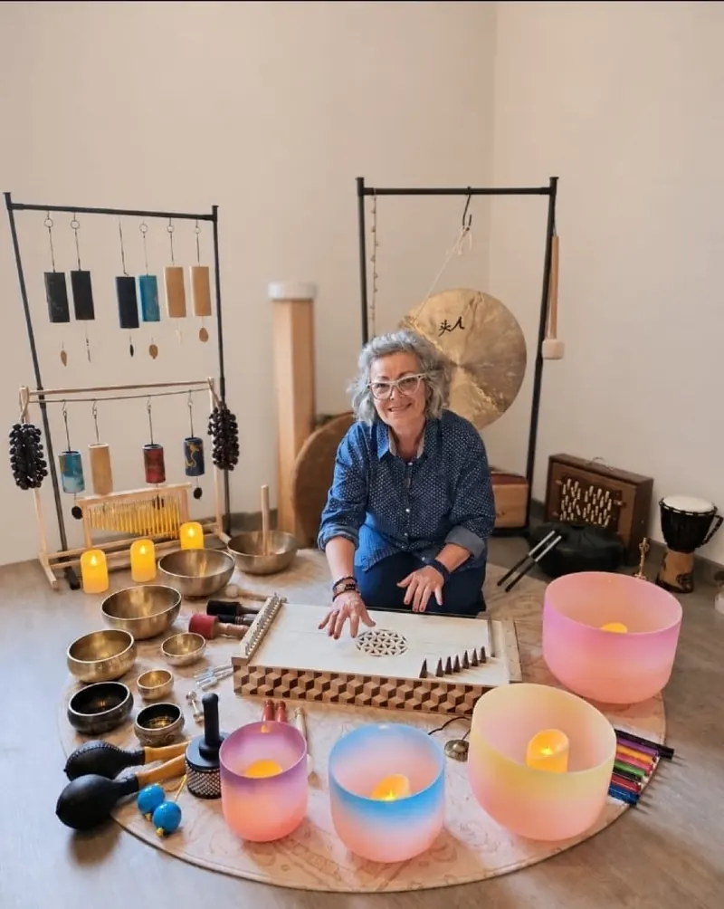 Derya entourée de ses bols chantants, de son gong et de ses instruments de sonothérapie
